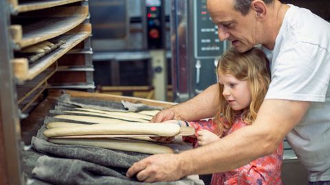 Christophe Cliquot, boulanger à Boulogne-sur-Gesse (Haute-Garonne), partenaire de Gers Farine, meunerie filiale de Val de Gascogne, explique à Chloé comment on fabrique du pain. © VAL DE GASCOGNE
